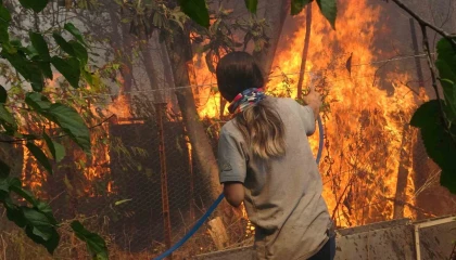 Antalyada alevler mahalleyi sardı, vatandaşlar seferber oldu