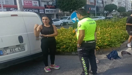 Antalyada aynı kavşakta 5 dakika arayla iki motosiklet kazası kamerada