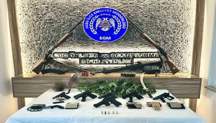 Antalyada çok sayıda ruhsatsız silah ele geçti: 9 gözaltı