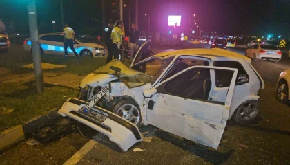 Antalyada iki araç kavşakta çarpıştı: 1i ağır 4 yaralı