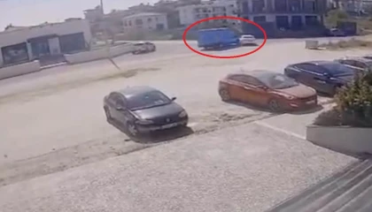 Antalyada kargo aracıyla otomobil çarpıştı