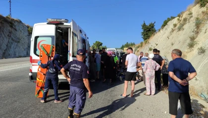 Antalyada otomobil şarampole devrildi: 3 yaralı