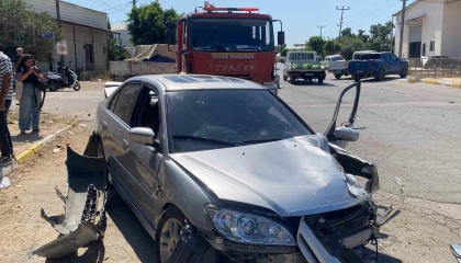 Antalyada otomobil trafoya ve otobüs durağına çarptı: 1 yaralı
