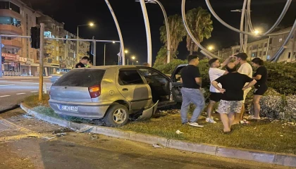 Antalyada otomobille hafif ticari araç çarpıştı: 2 yaralı