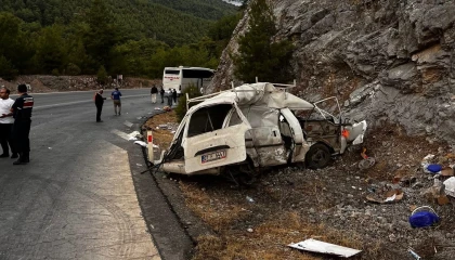 Antalyada yolcu otobüsü ile hafif ticari araç çarpıştı: 1 ölü, 1 yaralı