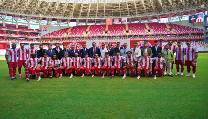 Antalyaspor, yeni transferlerini ve A takıma yükselen genç oyuncularını taraftara tanıttı