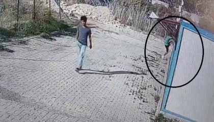 Arkadaşı nöbet tuttu, kendisi camdan girdiği konteynerden 30 saniye içerisinde laptop çaldı