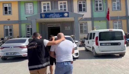 Arsuzda hapis cezası ile aranan 2 şahıs yakandı