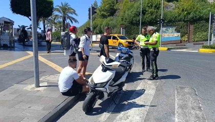 Avusturyalı turistler kiraladıkları motosikletle kaza yaptı