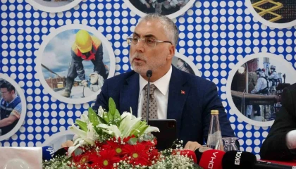 Bakan Işıkhan: Birileri parti binalarında koltuk kavgası yaparken biz Türkiyeyi adım adım dolaşıyoruz