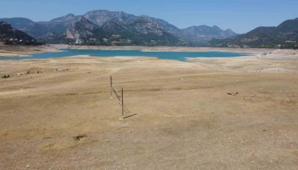 Barajda su seviyesi yüzde 10a düştü: Çoraklaşan bölgeye voleybol direği diktiler