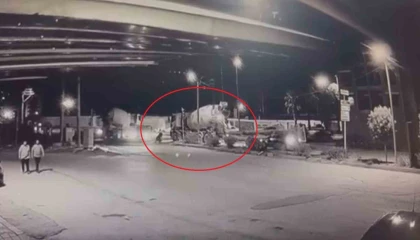Beton mikserinin ezdiği motosikletin sürücüsü son anda kurtuldu
