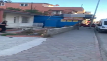 Bıçaklandıktan sonra duvardan atlayıp kaçmaya çalıştı: O anlar kameraya yansıdı