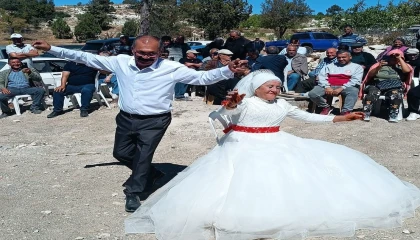 Bitmeyen aşk: 4 çocuklu 9 torunlu çift, 40 yıl sonra düğün yaptı