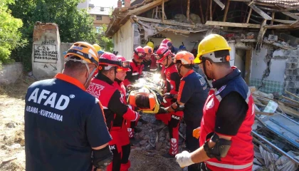 Burdurda deprem tatbikatında gerçeğini aratmayan görüntüler yaşandı