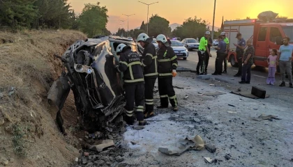 Burdurda otomobil, otobüs durağına çarptı: 2 yaralı