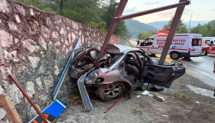 Burdurda otomobil yol kenarındaki levhaya çarptı: 3 yaralı