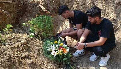 Çatıya hortum bağlayıp 3. kattaki evin balkonuna inmek isterken düşüp ölen antrenör son yolculuğuna uğurlandı