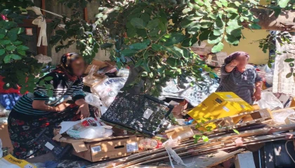 Çöp eve temizliğe gelen belediye ekiplerine zor anlar yaşattı