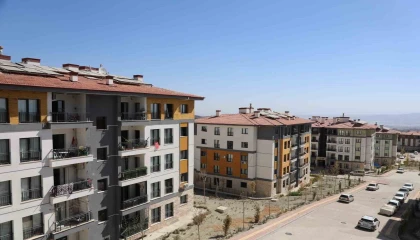 Depremde evleri yıkılan aile, yeni yuvalarında ikinci baharlarına başladılar