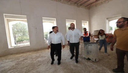 Depremde zarar gören tarihi valilik konutunda çalışmalar sürüyor