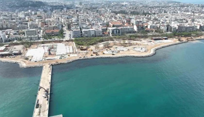 Depremle birlikte 80 santimetre kaymanın yaşandığı İskenderun sahili yeniden hayat buluyor