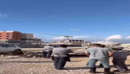 Dinamitle gerçekleştirilen patlatmada kule vinç yıkıldı, o anlar kamerada