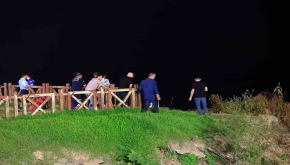 Düden Şelalesinde falezlerin kenarında bulunan kadın çanta ve terliği ekipleri alarma geçirdi