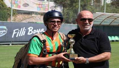 Dünya üçüncülüğü kupası ile Alanyaspor tesislerine paraşütle indi, Kupayı Başkan Çavuşoğluna takdim etti