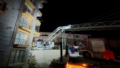 Elektrik panosundan çıkan yangında 50 vatandaşı itfaiye kurtardı