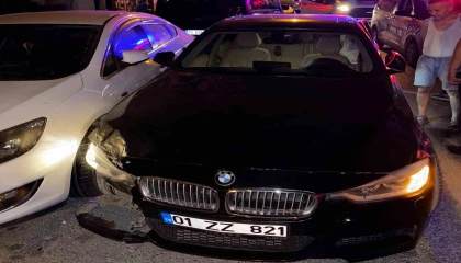 Emniyetin karşı sokağında 6 araca çarparak zarar verip yaya kaçtı