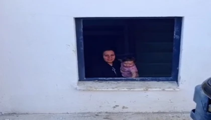 Evde mahsur kalan çocuk iş makinesi yardımıyla kurtarıldı