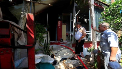 Evinde yangın çıkan adam söndürme çalışmalarını çaresiz gözlerle izledi