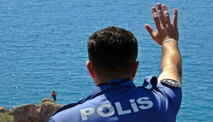 Falezlerden tehlikeli atlayış keyfine, polisin ‘atlarsan karakola götürürüm sözü engel oldu