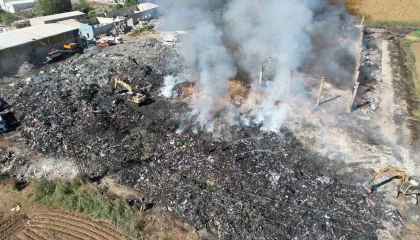 Geri dönüşüm tesisinin bahçesindeki yangında soğutma çalışması sürüyor