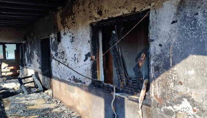 Göksunda iki ev yandı