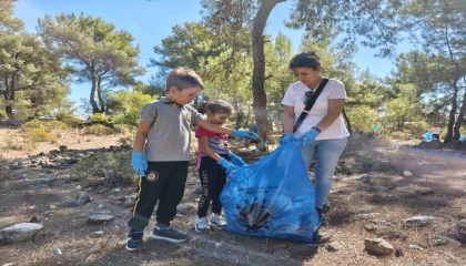 Gönüllüler Kepez Aktoprak ormanlık alanını temizledi