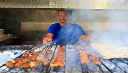 Gören gözlerine inanamadı, denizin ortasında SUP üzerinde mangal yakıp ciğer pişirdi