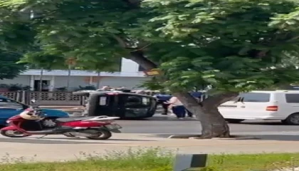 Hafif ticari araç böyle devrildi