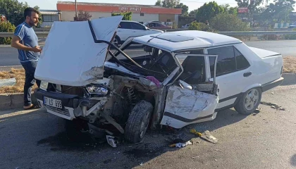 Hafif ticari ile çarpışıp hurdaya dönen TOFAŞtaki 2 kişi yaralandı