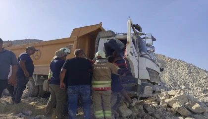 Hafriyat dökerken devrilen kamyonun sürücüsü yaralandı