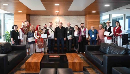 Halk danslarının kalbi Konyaaltında attı