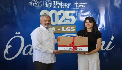 Hatay Büyükşehir Belediyesi, dereceye giren öğrencilere bilgisayar ve eğitim desteği