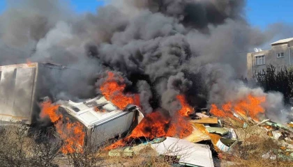 Hurda araçların alev alev yandığı yangına kova ve hortumlarla müdahale ettiler