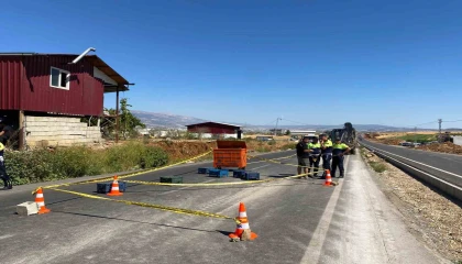 İş makinesi kardeşlere çarptı: 2 yaşındaki Hatice öldü, abisi ağır yaralandı