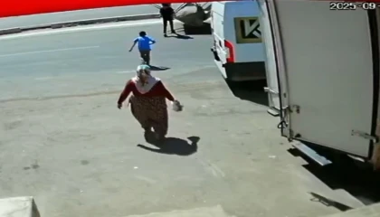 İş makinesinin kardeşlere çarptığı kaza anı güvenlik kamerasında