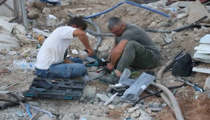 İş makinesinin teması sonrası yer altındaki elektrik kabloları bomba gibi patladı