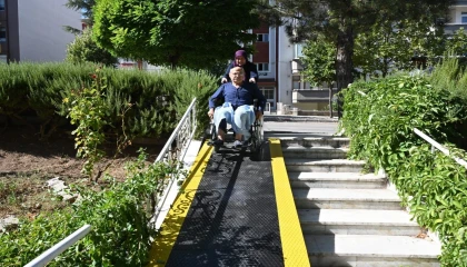 Isparta Belediyesinden yürüme engelli yaşlı adama hayatını kolaylaştıracak dokunuş