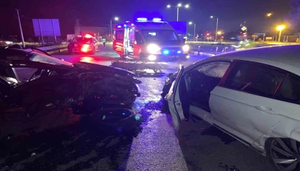 Isparta-Eğirdir kara yolunda otomobiller çarpıştı: 2 yaralı