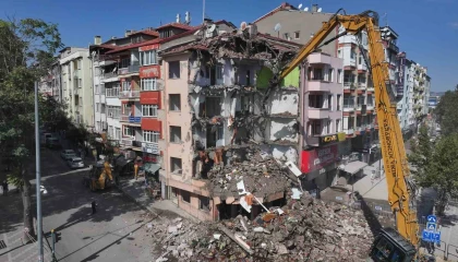 Ispartada 53 yıllık Çarşı Polis Karakolu binası riskli yapı olduğu için yıkıldı